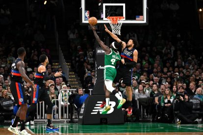 Jrue Holiday, escolta de los Celtics, contra Cade Cunningham de los Pistons