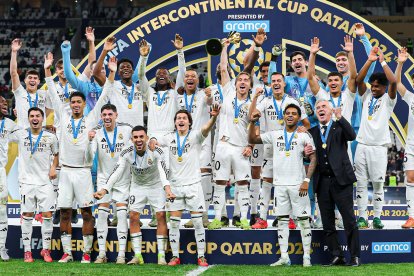 El Real Madrid posa con el galardón después de ganar su cuarta Copa Intercontinental de clubes en Doha