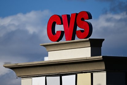 El logotipo de la farmacia CVS aparece en un cartel sobre una tienda de CVS Health Corp