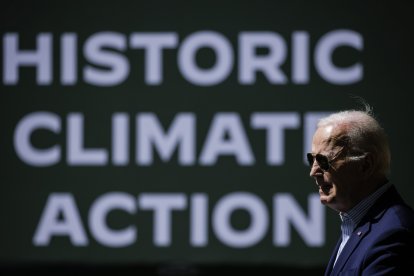 El presidente Joe Biden habla en Prince William Forest Park durante un evento del Día de la Tierra el 22 de abril de 2024 en Triangle, VA