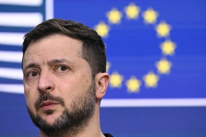 El presidente ucraniano, Zelenski, frente a la bandera europea.