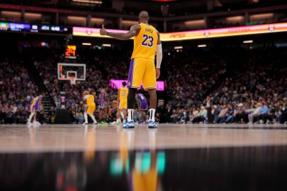 El alero de Los Ángeles Lakers LeBron James (23) hace un gesto con el pulgar hacia el banquillo del equipo durante un intento de tiro libre contra los Sacramento Kings en el último cuarto en el Golden 1 Center.