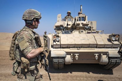 Soldado estadounidense frente a un IFV Bradley en Siria