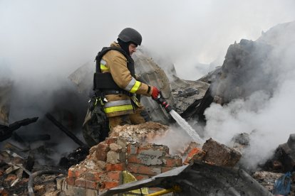 Un bombero apaga un fuego tras los bombardeos de Navidad en Ucrania