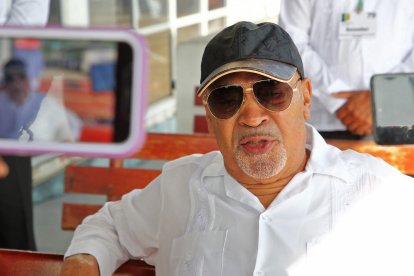 El mandatario surinamés Desi Bouterse con una gorro y camisa blanca