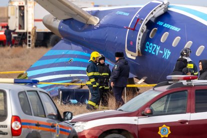 Trabajadores de emergencias en el lugar del siniestro del vuelo 8432