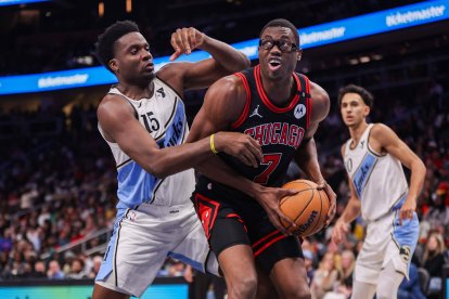 Clint Capela, pívot de los Atlanta Hawks, defiende a Jalen Smith, de los Chicago Bulls