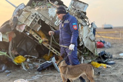 Servicios de emergencia en el lugar del siniestro del vuelo J2-8243