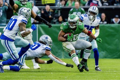 El corredor de los Philadelphia Eagles Saquon Barkley (26) corre el balón durante el partido de fútbol americano de la NFL entre los Dallas Cowboys y los Philadelphia Eagles en el Lincoln Financial Field de Filadelfia, Pensilvania, el 29 de diciembre de 2024.