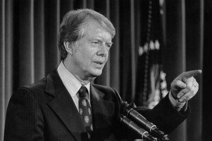 El presidente de los Estados Unidos, Jimmy Carter, da una rueda de prensa televisada a todo el país desde un auditorio en el Edificio de Oficinas Ejecutivas en el campus de la Casa Blanca en Washington, DC, el 30 de enero de 1978.