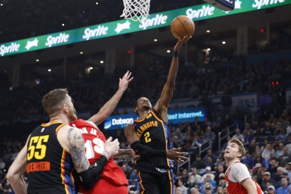 El escolta de los Oklahoma City Thunder Shai Gilgeous-Alexander (2) lanza a canasta contra los Memphis Grizzlies durante el segundo cuarto en el Paycom Center.