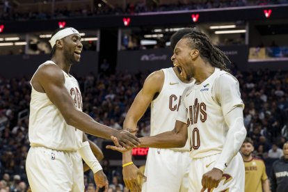 El escolta de los Cleveland Cavaliers Darius Garland (10) y sus compañeros Jarrett Allen (31) y Caris LeVert (3) reaccionan después de que se pitara una falta contra los Golden State Warriors.