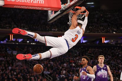 El escolta de los New York Knicks Josh Hart (3) se cuelga del aro tras un mate contra los Utah Jazz durante la segunda parte en el Madison Square Garden.