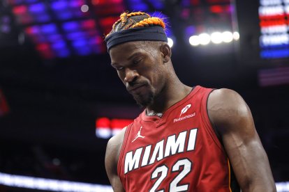 El alero de los Miami Heat Jimmy Butler (22) abandona la pista tras el partido contra los Detroit Pistons en el Little Caesars Arena.