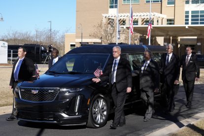 Antiguos y actuales agentes del Servicio Secreto de EE.UU. asignados al destacamento Carter, caminan con el coche fúnebre que lleva el ataúd envuelto en la bandera del ex presidente de EE.UU. Jimmy Carter, en el Centro Médico Phoebe Sumter en Americus, Georgia, el 4 de enero de 2025. - Carter, 39º Presidente de los Estados Unidos, falleció a la edad de 100 años el 29 de diciembre de 2024 en su casa de Plains, Georgia.