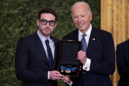 Alex Soros recibe en nombre de su padre la Medalla Presidencial de la Libertad