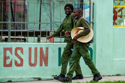 Dos militares cubanos pasean con uniforme de servicio