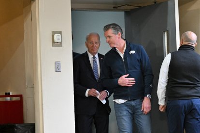 El presidente de Estados Unidos, Joe Biden, y el gobernador de California, Gavin Newsom, llegan a la estación de bomberos de Santa Mónica nº 5, California, el 8 de enero de 2025, para recibir información de los bomberos de California sobre el incendio forestal de Palisades.