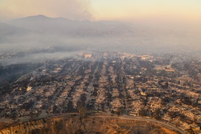 En esta vista aérea tomada desde un helicóptero, se ven casas quemadas desde arriba durante el incendio de Palisades cerca del vecindario Pacific Palisades de Los Ángeles, California, el 9 de enero de 2025.