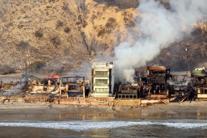 Vista aérea desde helicóptero muestra casas quemadas por el incendio de Palisades en Malibú, California