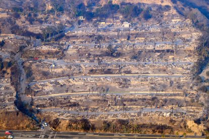 En esta vista aérea tomada desde un helicóptero, se ven desde arriba las casas quemadas durante el incendio de Palisades, en el condado de Los Ángeles.