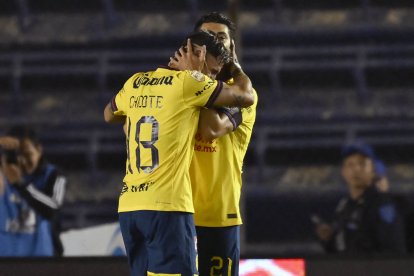 El delantero del América Henry Martín (d) celebra con el defensa del América Cristian Calderón