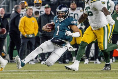 El quarterback de los Philadelphia Eagles Jalen Hurts se desliza tras una carrera