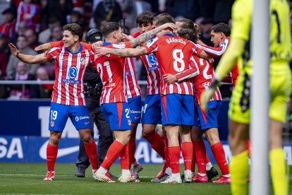 Jugadores del Atlético de Madrid (de izda a dcha) Julián Álvarez, Javi Galán, Pablo Barrios, Nahuel Molina celebran un gol durante el partido de fútbol de La Liga EA Sports 2024/25 entre el Atlético de Madrid y el CA Osasuna en el Estadio Riad Air Metropolitano.