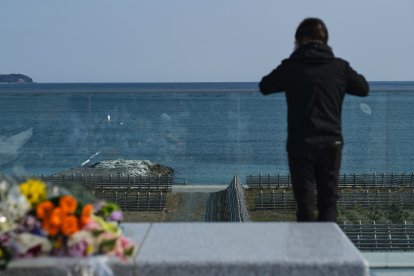 Un hombre frente al mar en el monumento conmemorativo del tsunami de Iwate el 11 de marzo de 2021, en Rikuzentakata, Japón. Japón conmemora el 10º aniversario de la catástrofe causada por el terremoto y el tsunami que devastaron su costa noreste, y el país está de luto por las más de 15.000 vidas perdidas.