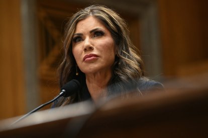 Kristi Noem testifica en el Senado sobre su nominación como secretaria de Seguridad Nacional