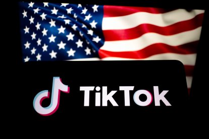 Logo de TikTok frente a la bandera de EEUU