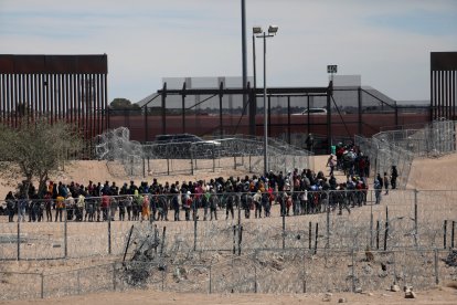 Una imagen de archivo donde inmigrantes hacen fila para ser transferidos por la Patrulla Fronteriza de Estados Unidos