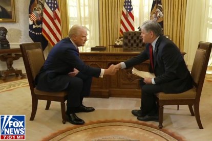 Trump saluda a Hannity en el Despacho Oval