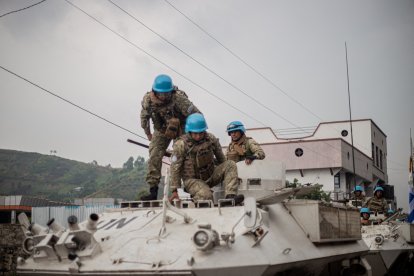 Cascos azules de Uruguay en RD Congo se montan en un vehículo blindado.