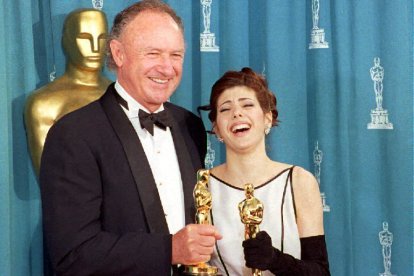 Gene Hackman and Marisa Tomei pose with their respective Oscar awards.
