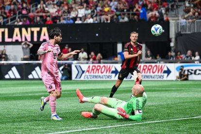 Messi levanta la pelota sobre Guzan en lo que sería el primer gol del Inter