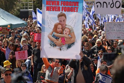 Procesión fúnebre de Shiri, Ariel y Kfir Bibas en Tel Aviv, Israel, el 26 de febrero de 2025