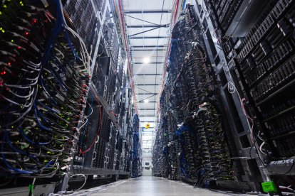 Servidores en el centro de datos de la empresa francesa OVHcloud en el norte de Francia
