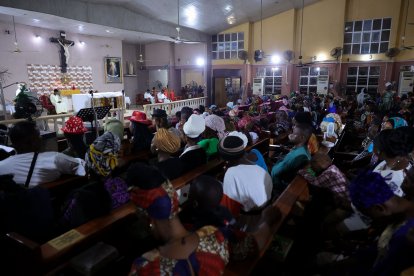 Cristianos reunidos en una iglesia en Nigeria