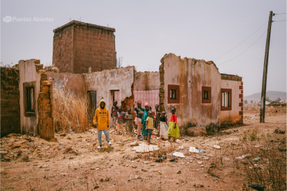 Niños cristianos sonríen entre las ruinas de un templo en Nigeria