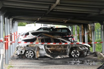 Coche quemado frente a la prisión de Tarascon, en el sur de Francia.