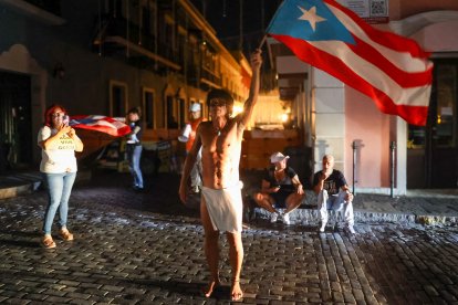 Puertorriqueños protestan frente a La Fortaleza durante un apagón masivo en el Viejo San Juan, Puerto Rico