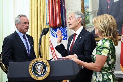 El dr. Mehmet Oz asume su cargo en la Casa Blanca.