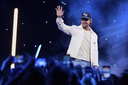 Actor Ryan Gosling greets the audience at a Star Wars fan convention.