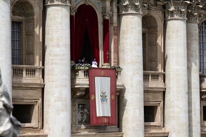 El papa Francisco bendice durante su mensaje de Urbi et Orbi el Domingo de Pascua