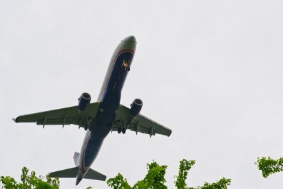 Un avión despega del Aeropuerto Internacional Ronald Reagan/ Karen Bleier