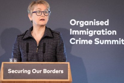 La ministra del Interior británica, Yvette Cooper
