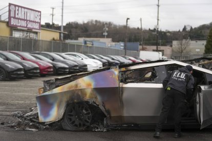 Un auto Tesla vandalizado en Seattle