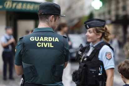 A civil guardsman with his back turned