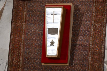 Closing of Pope Francis' coffin.